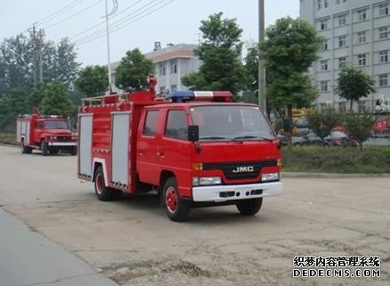 化工厂发生爆炸 浓烟腾起几十米高