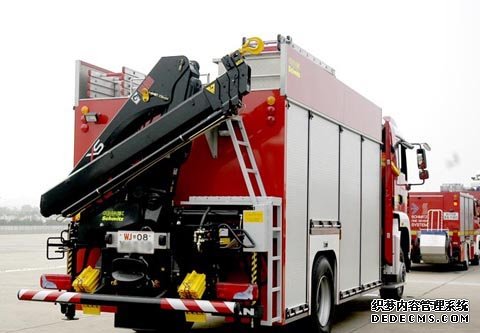 化工厂发生爆炸 浓烟腾起几十米高